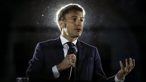 Fransa’da İbre Yeniden Macron’u Gösteriyor