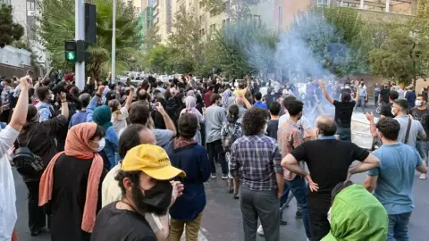 İran Ayakta, Mehsa Emini’nin Gözaltında Ölümünün Ardından Başlayan Protestolar Üçüncü Haftasında
