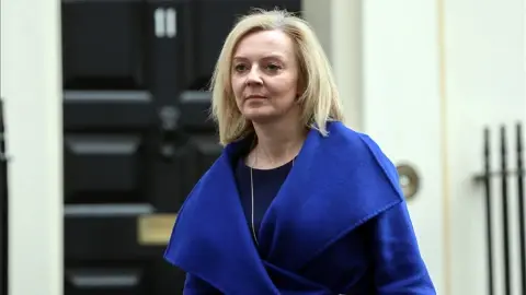 Liz Truss’ın İstifası ve İngiltere’de Kaosun Devamı
