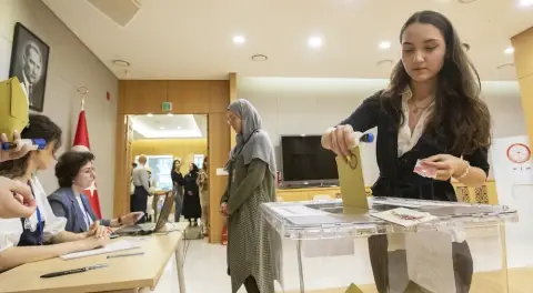 Türk Seçmeni Demokrasiye Sahip Çıkıyor