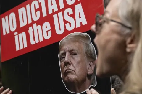 Trump’ın 43. Günündeki Zafer Turu