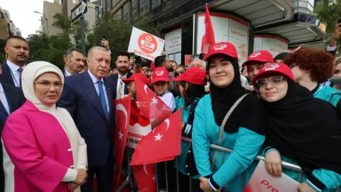 Cumhurbaşkanı Erdoğan, ABD'deki Türkevi'ne girişinde sevgi gösterileriyle karşılandı