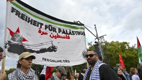 Berlin'de Gazze'de soykırımı durdurun" çağrısıyla barış gösterisi yapıldı