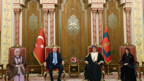 Cumhurbaşkanı Erdoğan, Umman'da resmi törenle karşılandı