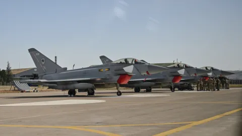İngiltere Başbakanı Starmer, Türkiye'ye getirilen Eurofighter Typhoon uçaklarını inceledi