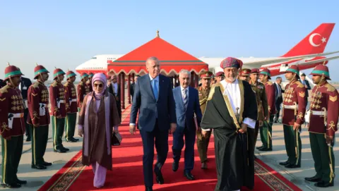 Cumhurbaşkanı Erdoğan, Umman'da resmi törenle karşılandı
