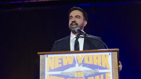 Forest Hills Stadyumu'nda "New York Satılık Değil" mitingi düzenlendi