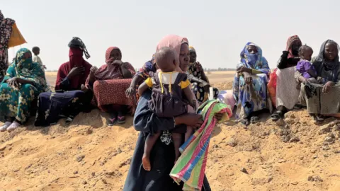 Faşir'deki çatışmalardan göç eden Sudanlılar, El-Afadh kampına yerleştirildi