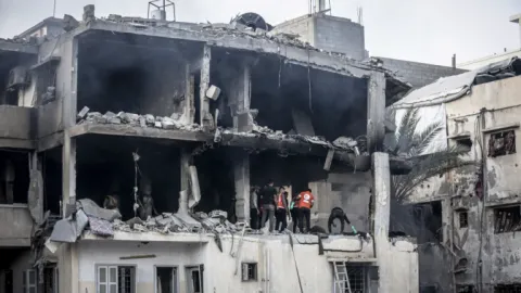 İsrail ordusu ateşkesi ihlal ederek Gazze kentinde bir binayı hedef aldı