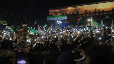 Suriye'nin çeşitli illerinde milyonlarca kişi Hürriyet Günü'nü coşkuyla kutladı