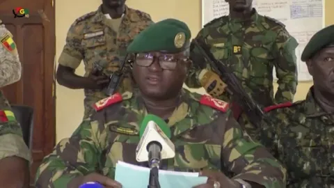 Gine Bissau'da bir grup asker yönetimi ele geçirdiklerini duyurdu