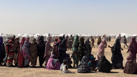 Türk Kızılay, Faşir'deki çatışmalardan göç eden Sudanlılarla yardım dağıttı