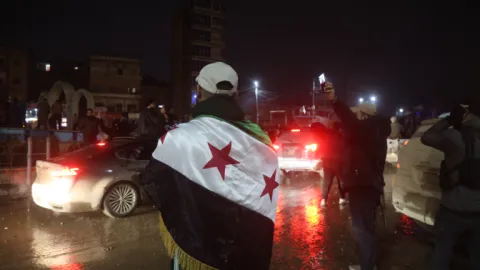 Suriye'nin Rakka kentindeki halk, bölgenin terör örgütü YPG/SDG'den kurtarılmasını kutladı