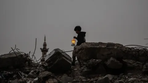 Gazze'de çocuklar Ramazan'ı enkazlar arasında karşılıyor