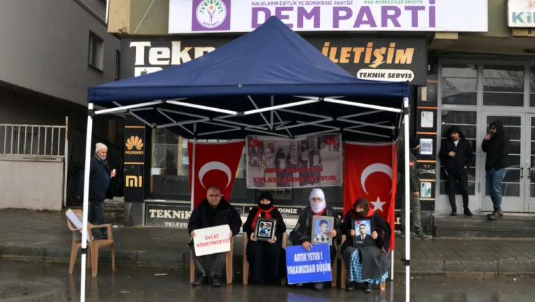Muş'ta evlatlarına kavuşmak isteyen aileler, DEM Parti önündeki eylemlerini sürdürdü