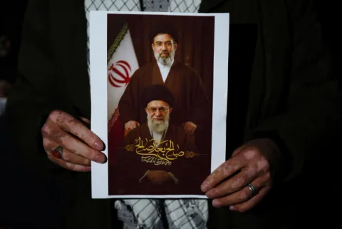 Irak'ın başkenti Bağdat'ta toplana bir grup, yeni İran dini lideri Mücteba Hamaney'e destek gösterisi düzenledi.