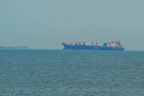 Hürmüz Boğazı'ndaki seyrüsefer aksaklığı nedeniyle gemiler BAE limanlarına yöneldi