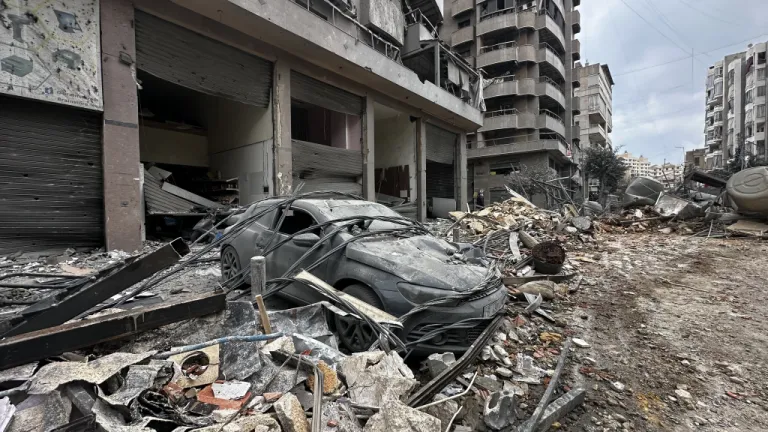İsrail'in, Beyrut'un Dahiye bölgesine düzenlediği saldırılarda çok sayıda binada hasar oluştu