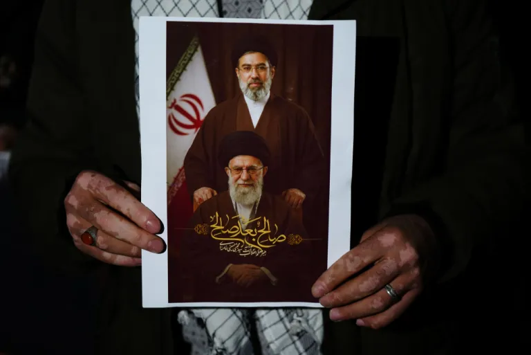 Irak'ın başkenti Bağdat'ta toplana bir grup, yeni İran dini lideri Mücteba Hamaney'e destek gösterisi düzenledi.