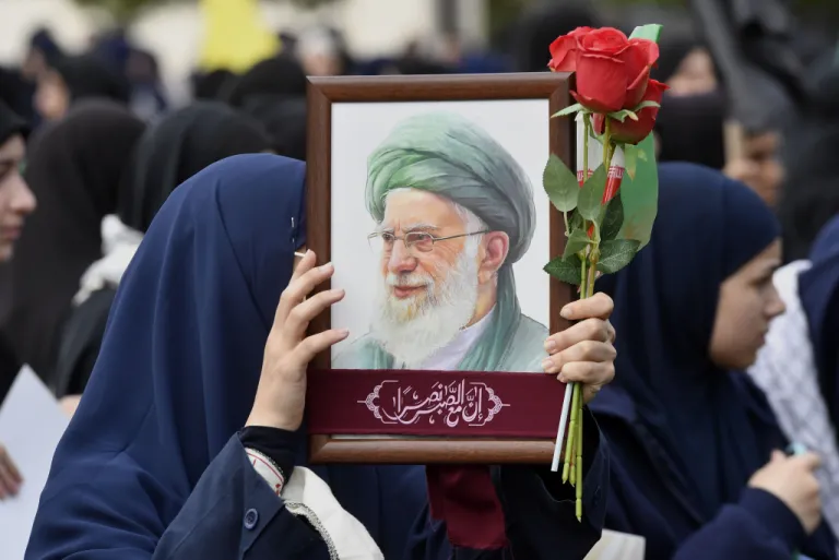 Lübnan'ın başkenti Beyrut'un güneyinde Dahiye bölgesinde toplanan Hizbullah destekçileri, İran lideri Ayetullah Ali Hamaney'in ABD ve İsrail'in hava saldırılarında öldürülmesini protesto etti.