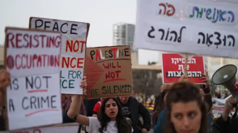 Tel Aviv'de, ABD-İsrail saldırıları protesto edildi