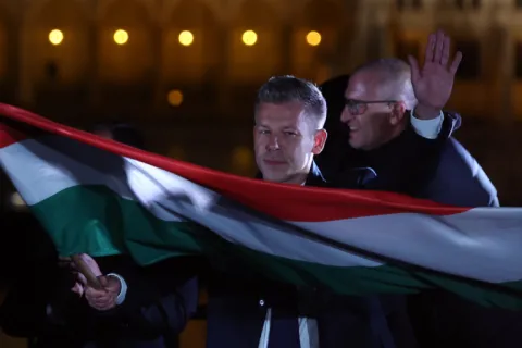Macaristan'da Peter Magyar zaferini destekçileriyle kutladı