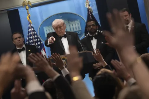 'Önce Yavaşça, Sonra Aniden': Yırtıcı Hegemonya ve Amerikan Gücünün Aşınması
