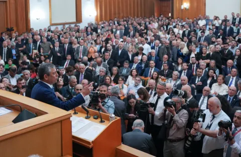 Parti Yozlaşması da Demokrasiye Zarar Vermez mi?