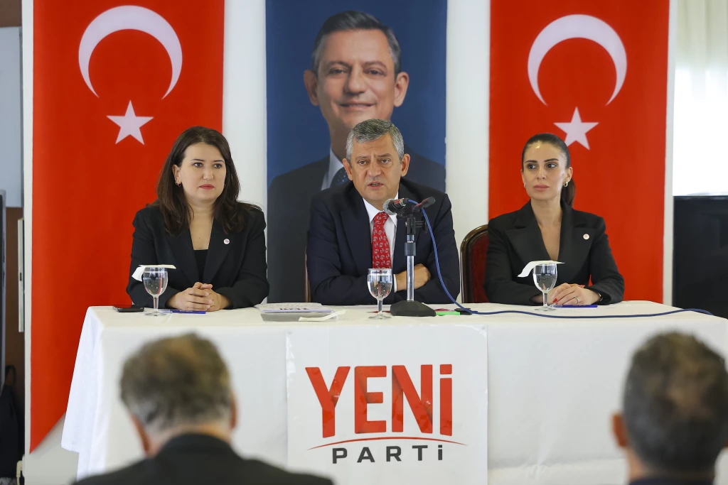 Kurucusu Siyasetle, “Kadro Taşımalı Kopuş” Karşılaştırılamaz