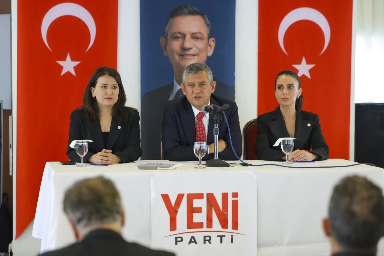 Kurucu Siyasetle, “Kadro Taşımalı Kopuş” Karşılaştırılamaz