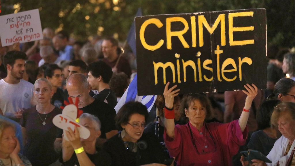 İsrail'in başkenti Tel Aviv'deki Habima Meydanı'nda toplanan yüzlerce gösterici, Başbakan Binyamin Netanyahu ve hükümetine karşı gösteri düzenledi.