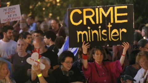 İsrail'in başkenti Tel Aviv'deki Habima Meydanı'nda toplanan yüzlerce gösterici, Başbakan Binyamin Netanyahu ve hükümetine karşı gösteri düzenledi.