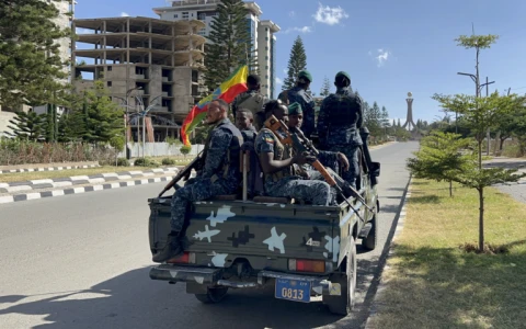 Etiyopya'nın Mekelle kentini ele geçiren hükümet yanlısı güçler devriye gezdi Etiyopya'nın Mekelle kentini ele geçiren hükümet yanlısı güçler devriye gezdi