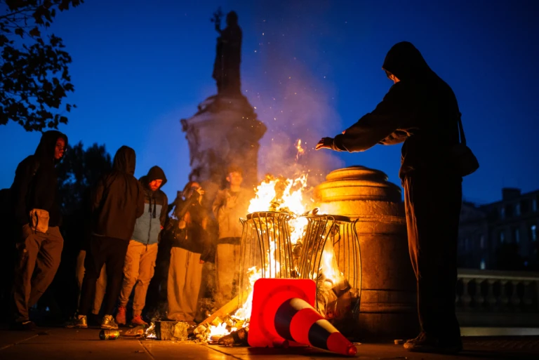 Paris sokaklarında artan yaşam maliyeti ve akaryakıt zamları protesto edildi