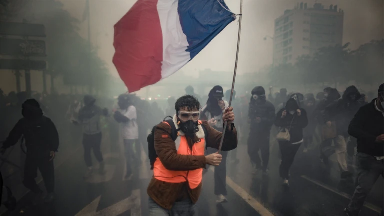 Paris'teki gösterilere polis müdahalesi